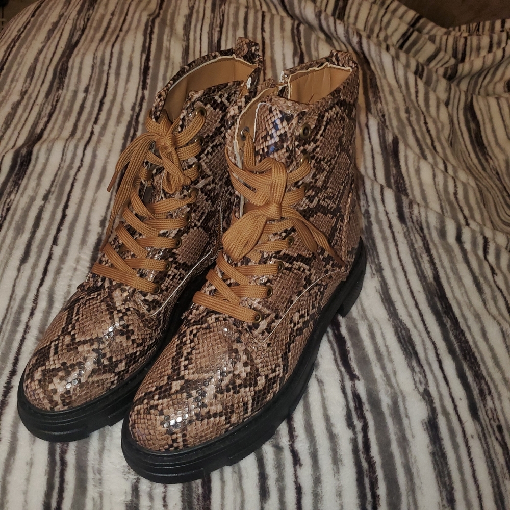 Bamboo snake skin print Womans Boots size 8.5